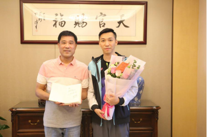 （《边学边赚》第一期班长王震在边风炜家中合影）