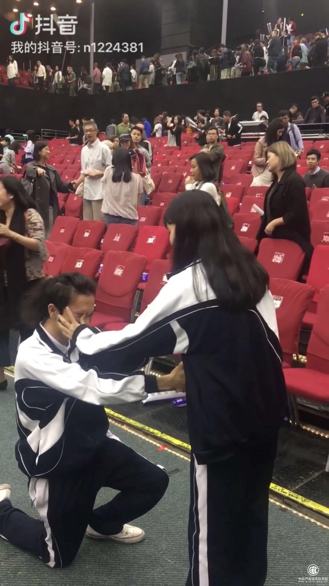 嫁给我还没说出口就放声痛哭！孙耀威歌迷用DR钻戒求婚，演唱会上感动众人