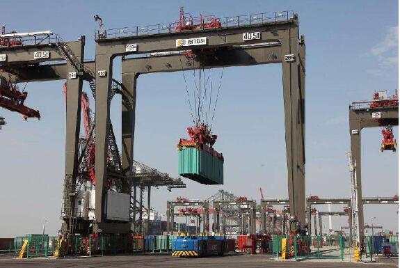 振华重工发布无人跨运车和智能集卡两大新品