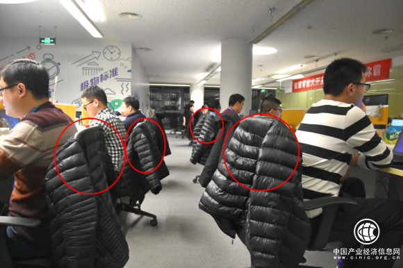 程序员冬季三大件：羽绒服、冲锋衣和加绒格子衫