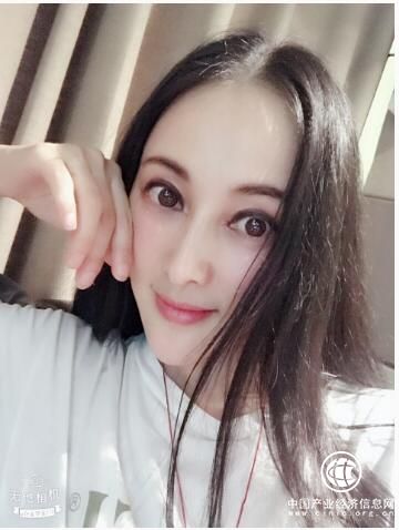 中国首位获中华诗词最高奖的歌唱家莫小凤