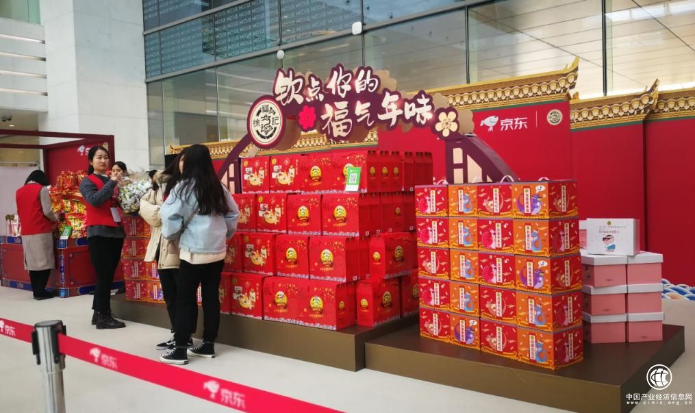 徐福记年货节 携手佘诗曼玩转宫廷风