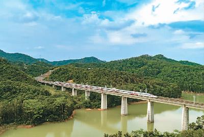 专家解读：这十年，中国高铁发展风正帆扬