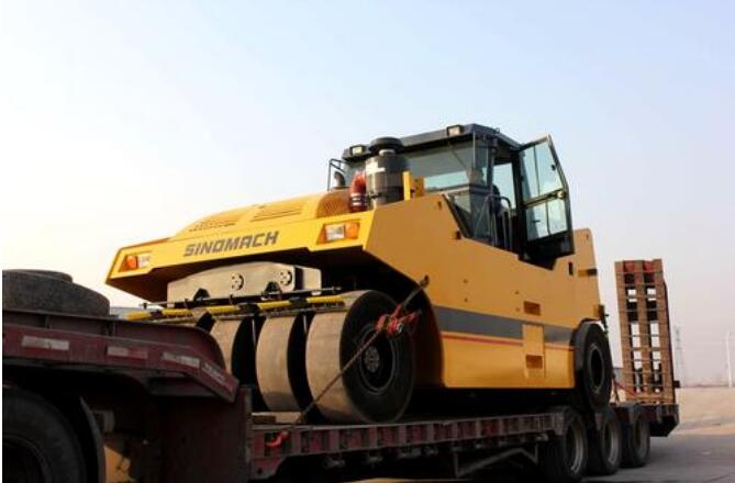 国机重工洛阳公司大吨位压路机发车非洲