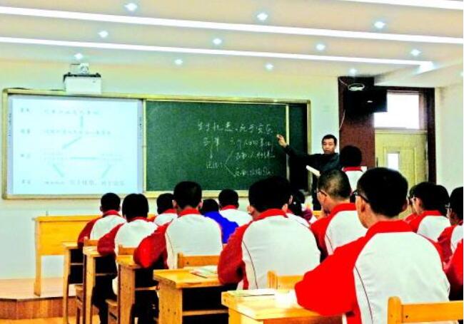 完善教师资格准入 吸引优秀人才到中小学任教