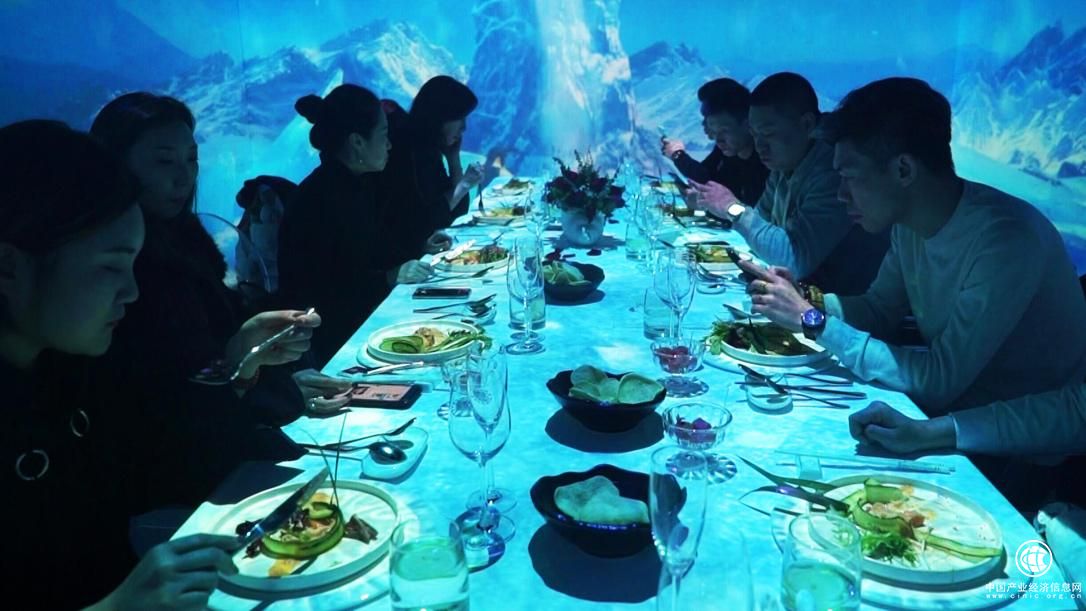 济南开了一家泰式火锅 情人节排队4小时都没吃上