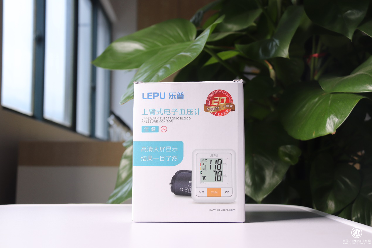 高清大屏、语音指导，给父母最好的礼物——乐普佳健血压计