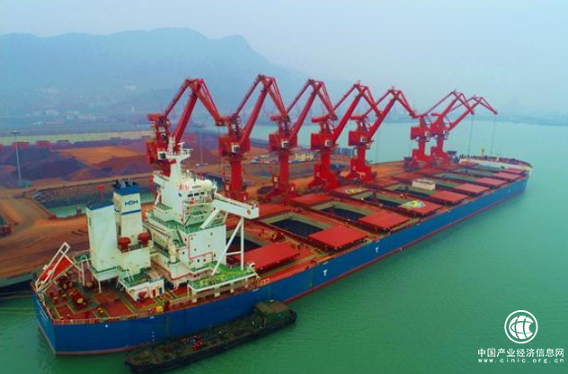 首艘最大铝矾土船顺利抵靠连云港港
