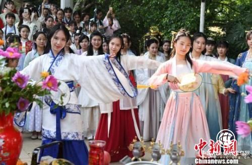 一套衣服里的文化韵味揭秘真实“汉服”演变