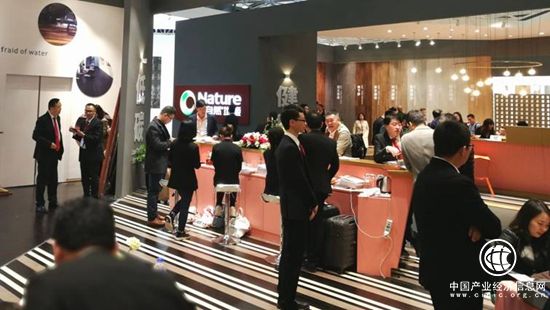 首发“双稳定”核心技术  大自然地暖实木地板树立行业标杆