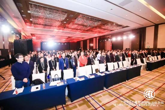 ▲全体会员代表唱国歌