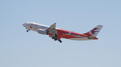 东航全新“人民网”号彩绘飞机亮相首飞