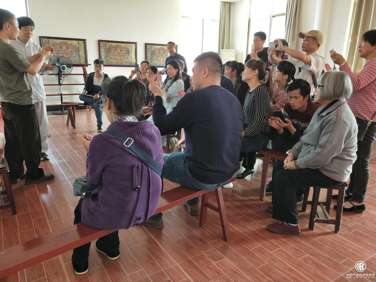 "独龙针法"第26代传承人罗俊卿教授于湖南洞口义诊现场