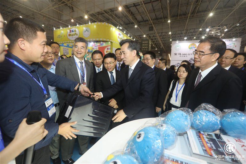 国家及省市领导现场感受环球塑化公司加博会“网红”展品