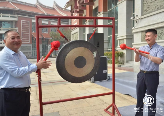 王志杰副会长(右)与莆田市副市长陈志强(左)共同鸣锣开赛