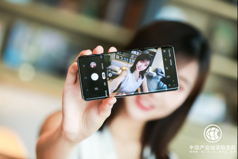 拍月亮的华为P30靠的是AI+算法，而三星追求所见即所得！