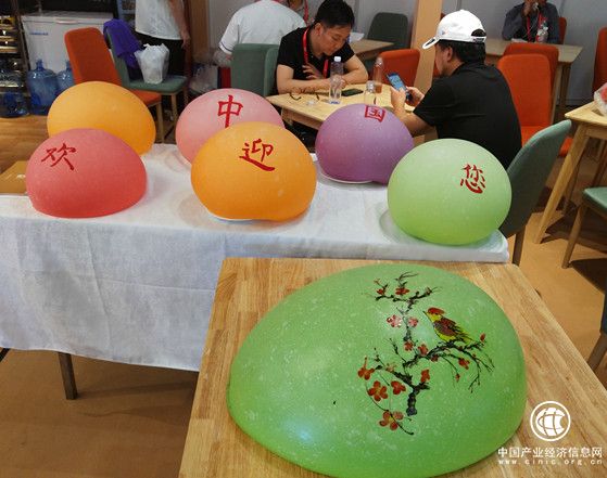 用面团吹成的气球，上面写着中国欢迎你。