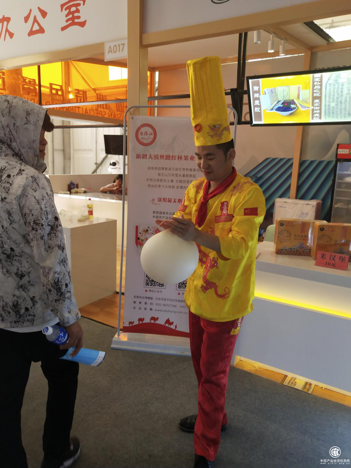 亚洲美食节，一小伙正在将面吹成气球