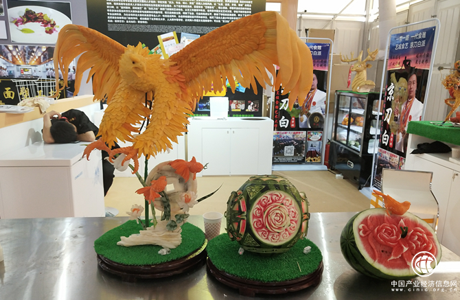 用面塑成的西瓜和老鹰