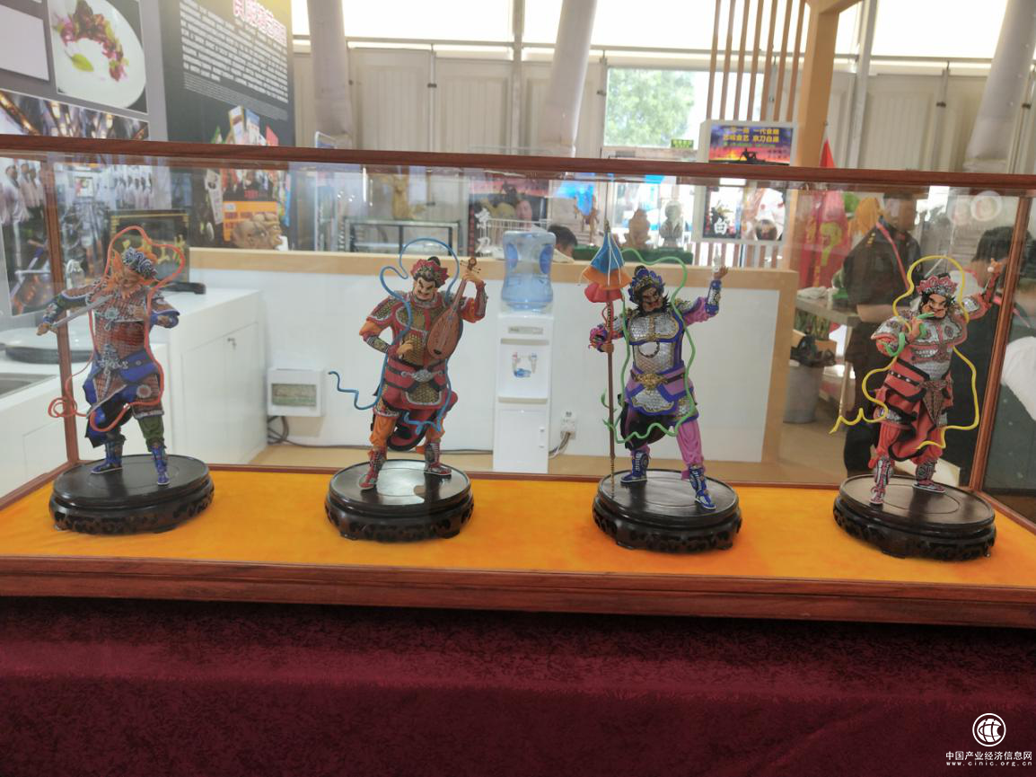 用面塑成的各种人物