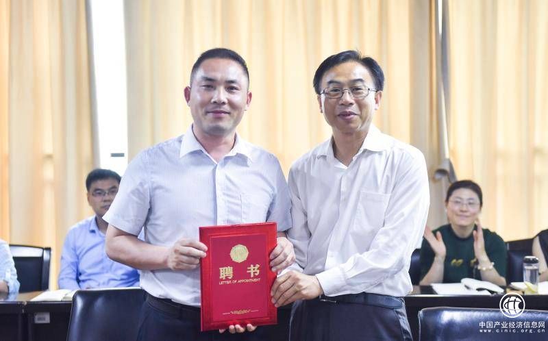 临沂日报报业集团聘请王其团担任高级顾问