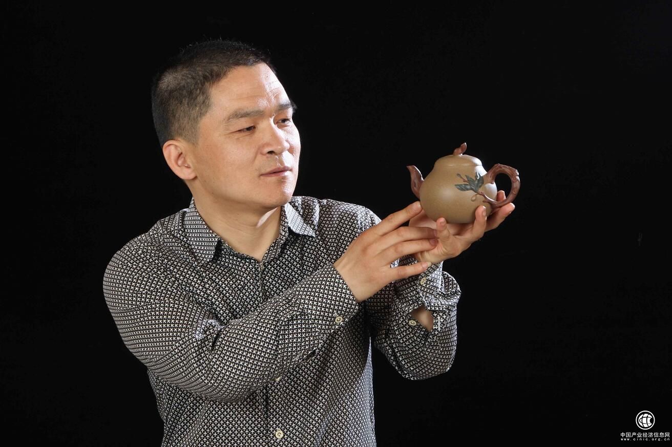 紫韵悠长--宜兴七茶阁范君浩、周成杰紫砂壶艺术在沈开展