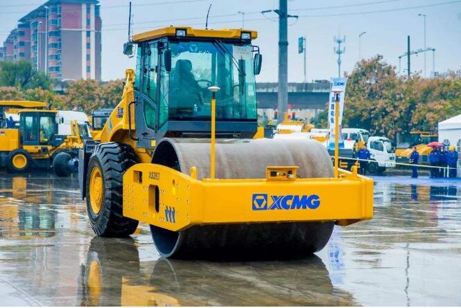 徐工无人驾驶压路机与平地机3D找平技术成功应用