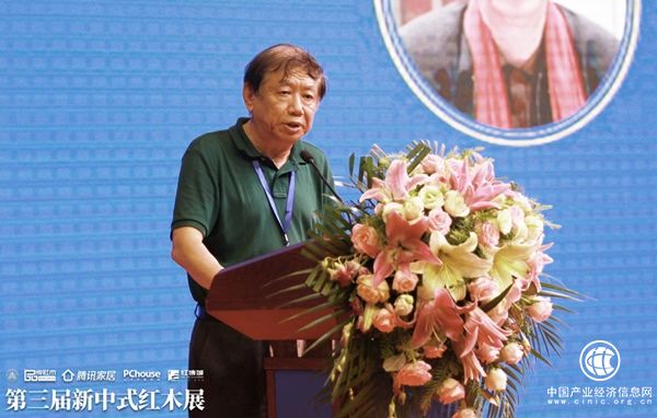 全国工商联第十一届执委、全联民间文物艺术品商会创会会长宋建文指出，第三届新中式红木展不仅能引领产业变革，也能为年轻消费群体的生活方式提供一种新思考