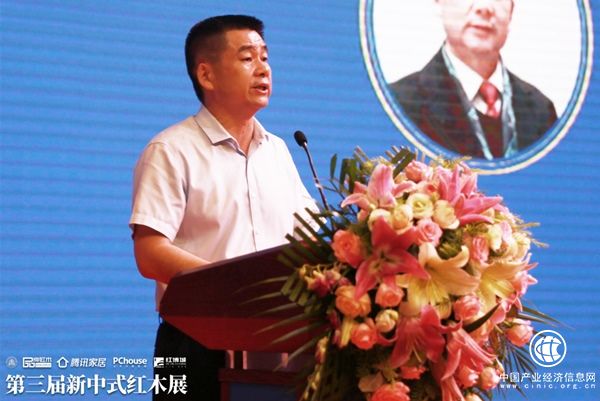 中山市大涌镇镇长贺修虎表示，红木企业要利用好新中式红木展的平台效应，提升企业形象和品牌化建设