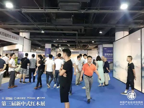 第三届新中式红木展备受关注，开幕当日十分热闹