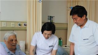 作家和普通人通过写陪护日记 记录下父母的最后时光