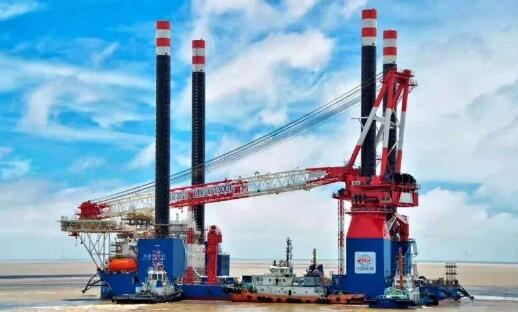 我国首个1300吨自升自航式风电安装船下水