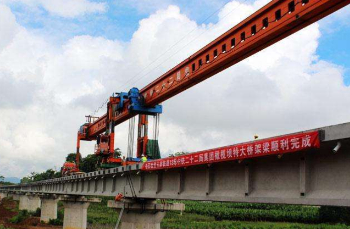 中老铁路国内段第一长桥架通