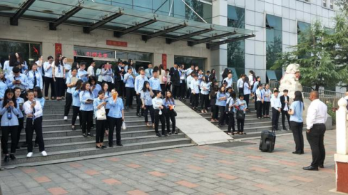 八维教育清晨“英语角”，外教亲自做指导