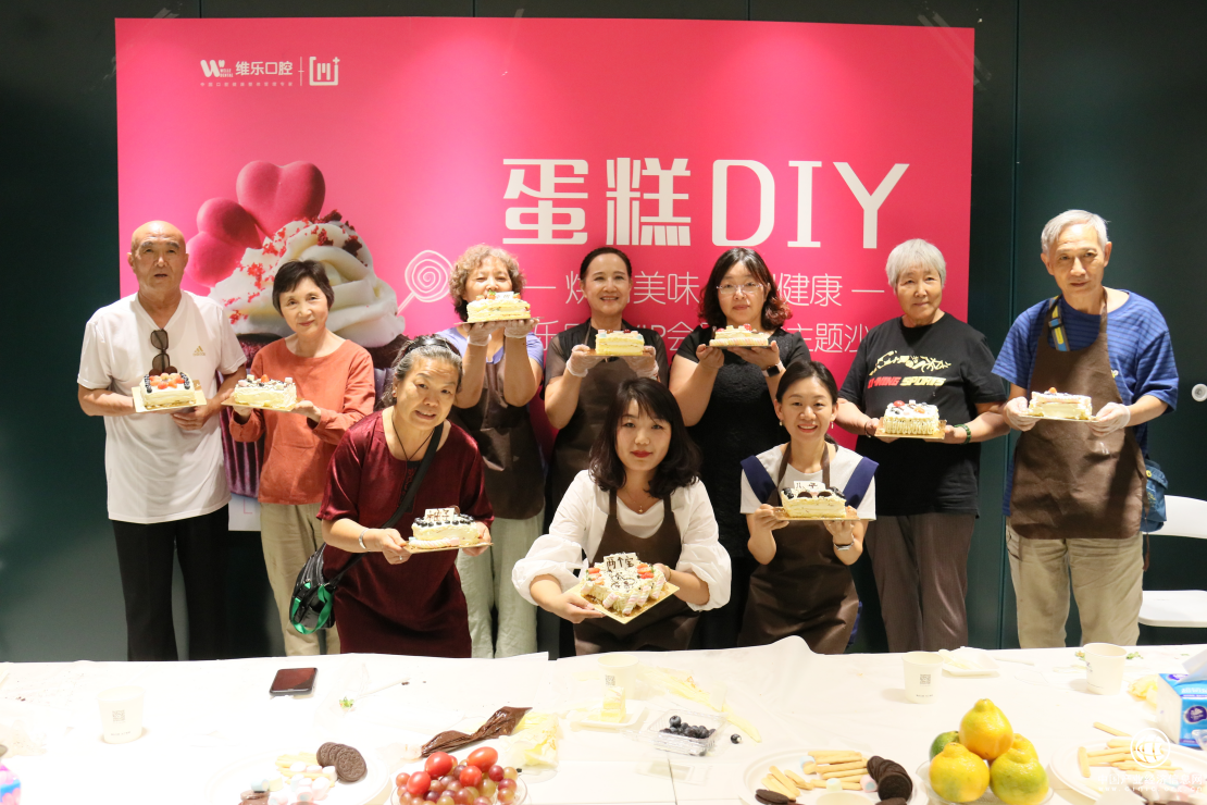 和亲手做的蛋糕一起合影