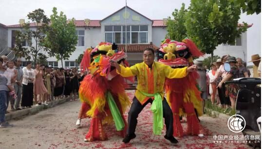 河南方城县杨楼镇：硬化道路办实事 赠送锦旗表感恩