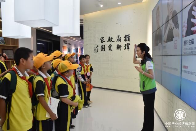 探访未来之城  领略科技魅力 300人研学团走进中德生态园