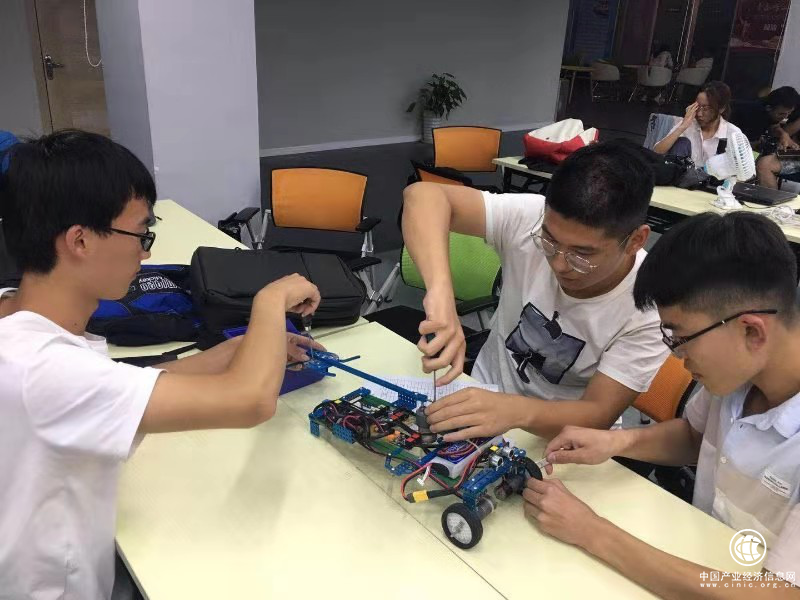 第四届大学生创客马拉松大赛在青岛拉开帷幕