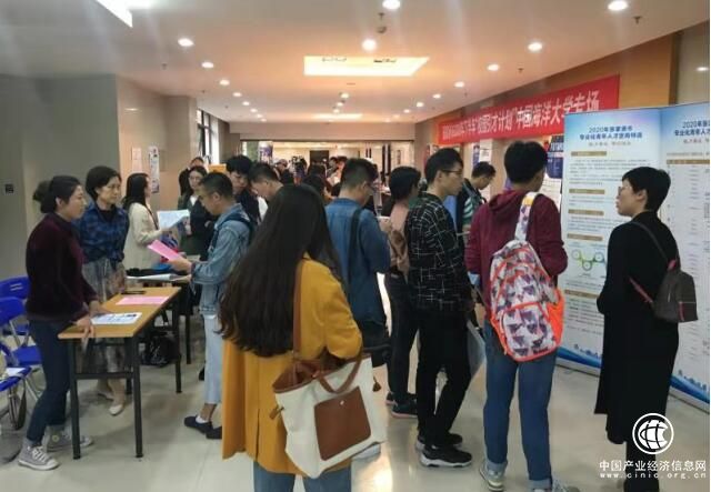 青岛市市南区在中国海洋大学举行“放飞梦想 青春起航”专场招聘会 