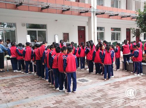 河南省南阳市姜营小学学生免费进行视力检测