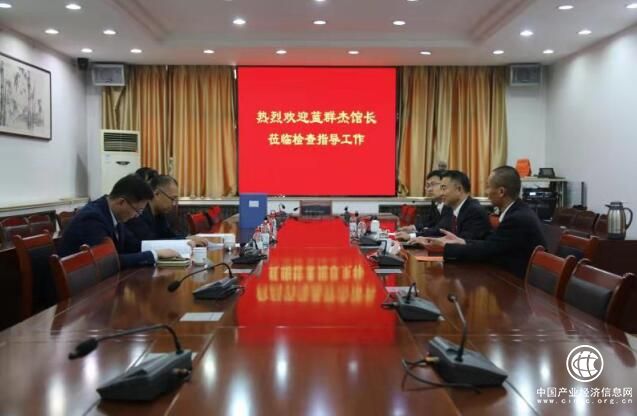 青岛市即墨区档案馆馆长蓝群杰一行来到即墨法院考察交流档案管理工作