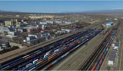 上半年新疆阿拉山口铁路口岸进出口货运量超700万吨