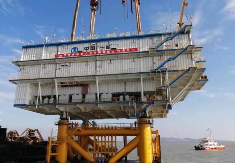 国内单体最大最重海上升压站完成吊装