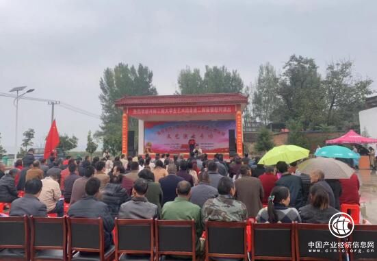 河南工院大学生艺术团“助力脱贫攻坚文化演出”走进二郎庙镇