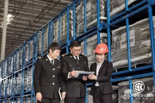 全国首票20号胶期货保税交割货物在青岛通关入库