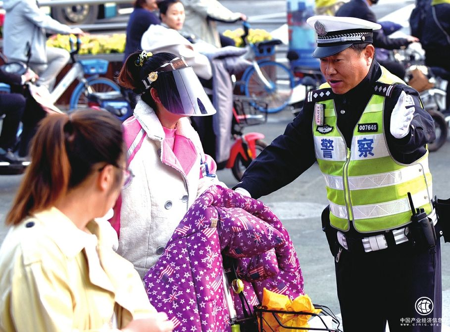 文明交通进行｜【创城再出发 品质再提升】历下交警多措并举助力创城迎评——遍播文明种子，静待花开！