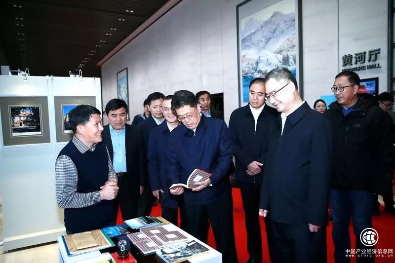 王清宪书记参观王超鲁同志《青岛百年建筑》摄影展