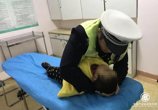 一岁幼儿误食铁钉，临沂交警紧急护送就医
