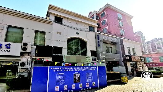 青岛市北首座老楼院加装电梯 预计年底完工交付