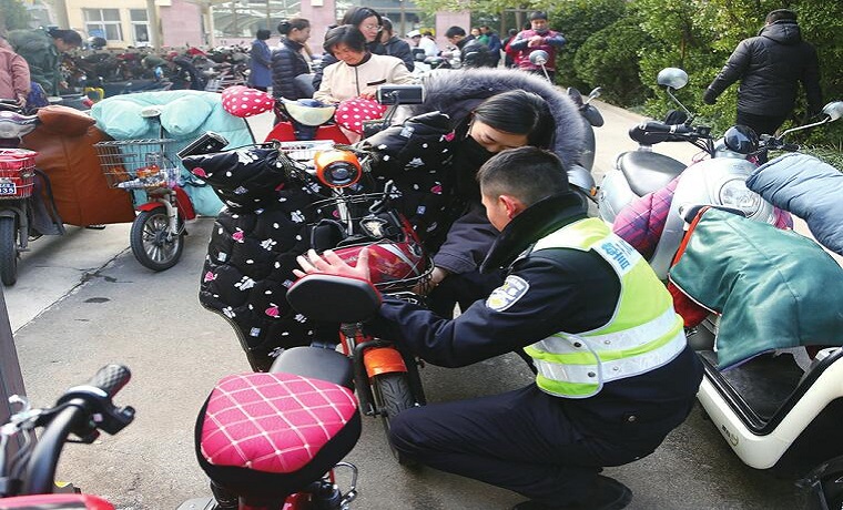 济南电动自行车挂牌点“人气爆棚” 其实旧国标车可网上申领